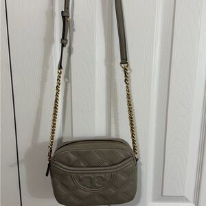 Elegant Tory Burch quilted Crossbody Bag in Gray